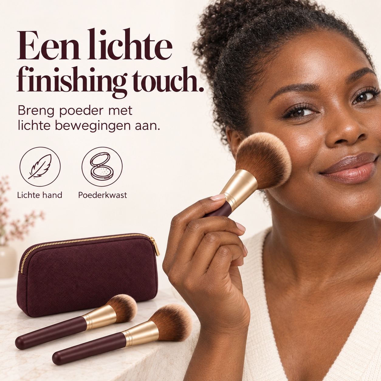 Een lichte finishing touch: een vrouw brengt poeder aan met de make-upkwast